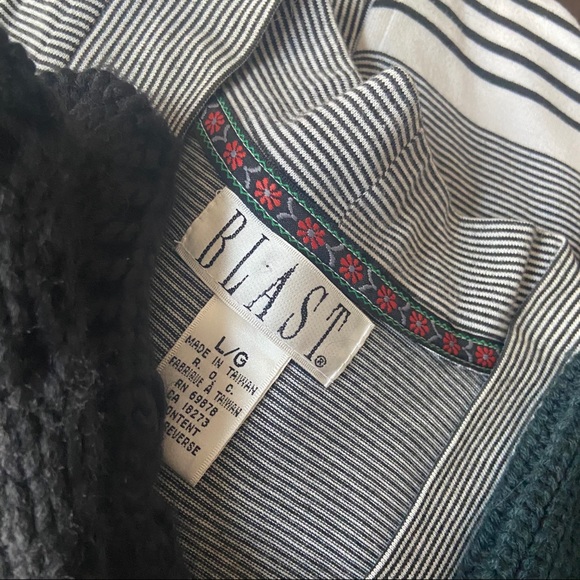 Lot of 4 Sweaters Size L/XL - Picture 2 of 5